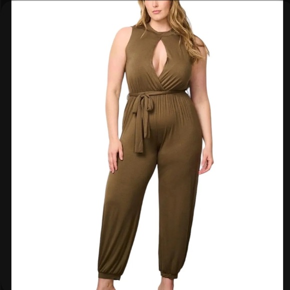 NWOT SLEEVELESS FRONT KEY HOLE SIDE SLIT JUMPSUIT green plus size - Picture 1 of 2